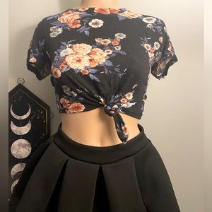 Black floral print crop top by Iris size M